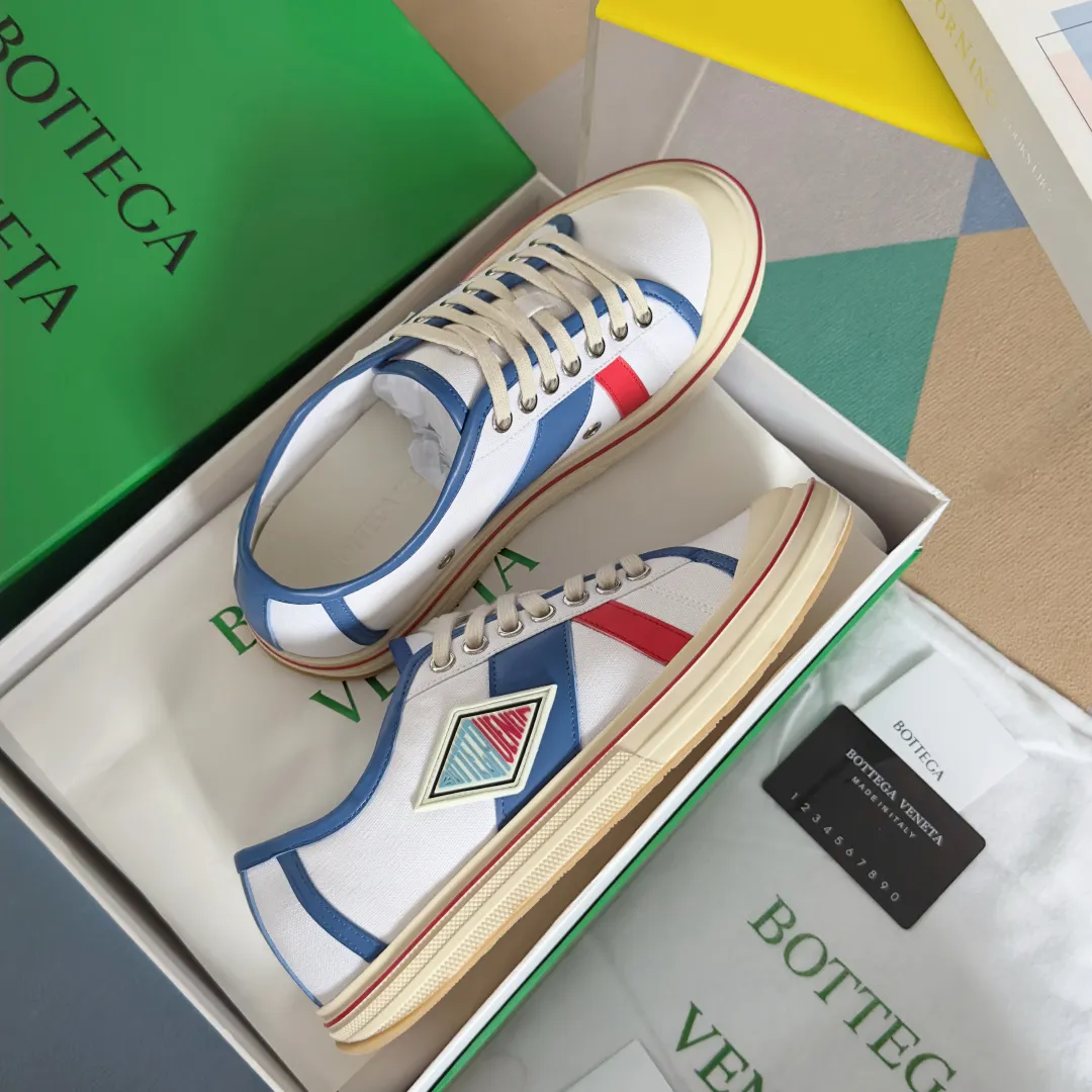 Top version: Couple model 560💰 Bottega Veneta Bottega Veneta BV’s latest Eliot series retro basketball shoes casual sports canvas shoes Bottega Veneta 2025 spring and summer show new shoes Eliot is on the market. Inspired by retro basketball sneakers, the color combination highlights youthful vitality and perfectly interprets the theme of youth and childlike innocence. The details are also very particular. The summer canvas brings excellent durability and comfort. Designs such as calfskin trim, rubber toe caps and hand-painted retro red lines are full of retro feel. The round toe and convex sole add a modern feel. Exquisite packaging at the delivery counter🛍📦 ▪️Fabrics: Original customized high-density canvas + cowhide ▪️Inner lining: Original customized breathable canvas ▪️Sole: Original open-molded anti-slip TPU material ▪️Sole thickness: 3CM ▪️Size: Women’s 35-41 / [Men’s 39-45 pre-sale]
